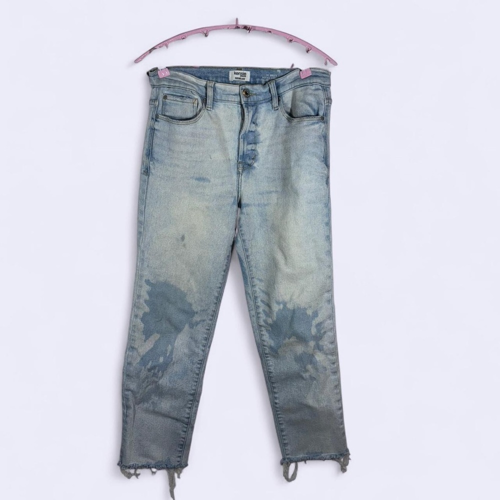 Kensie Jeans “The Amber” Vintage Luxe Light Wash Distressed Hem Jeans